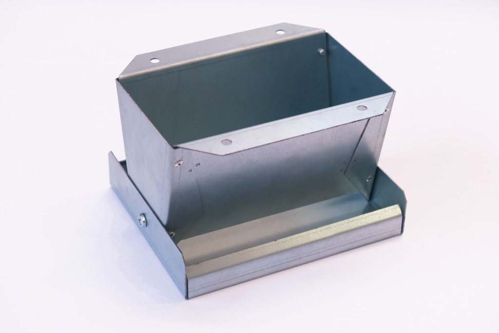 metal pan feeder