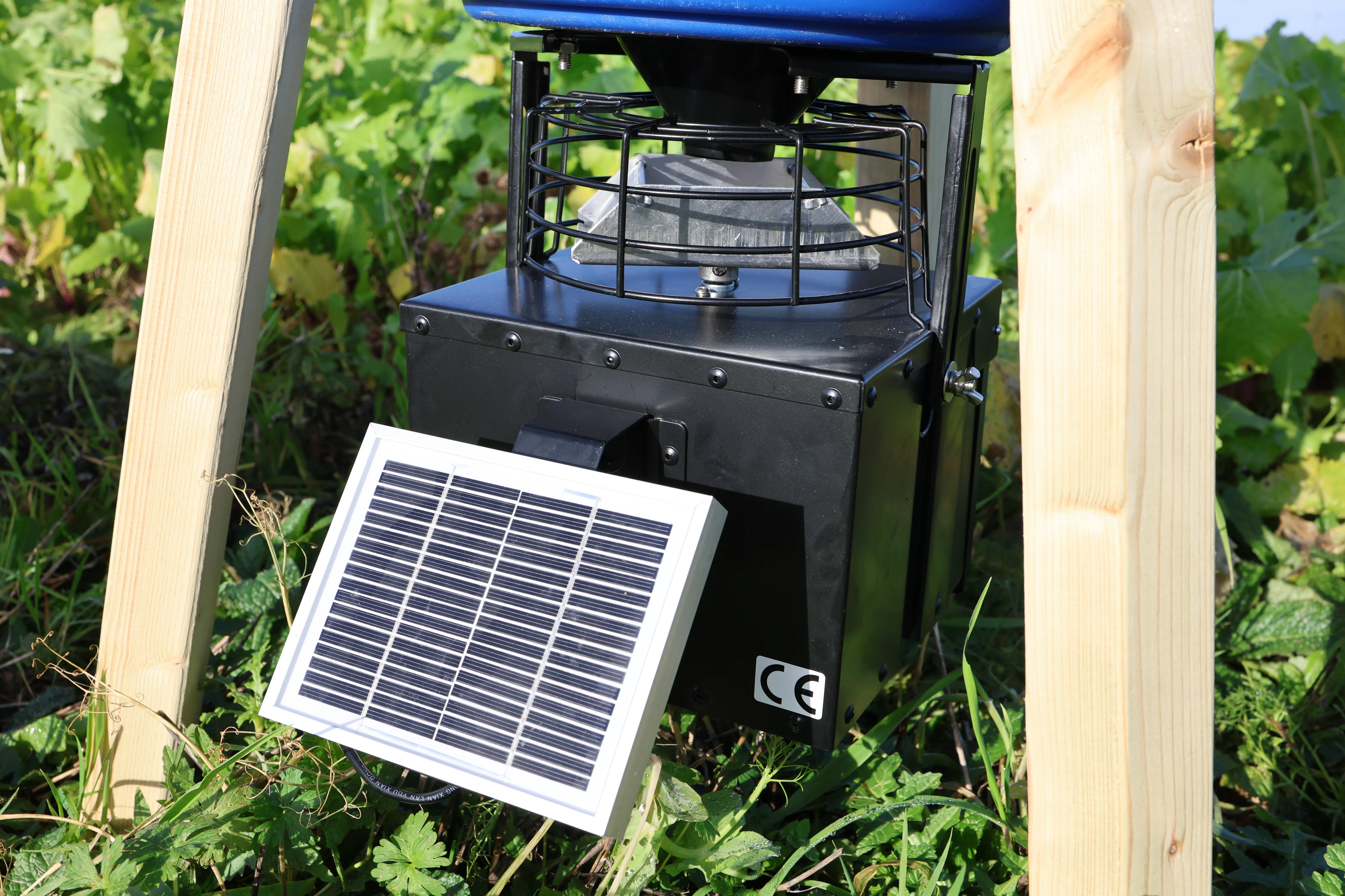 Automatic Feed Spinner with Solar Panel | Collins Nets